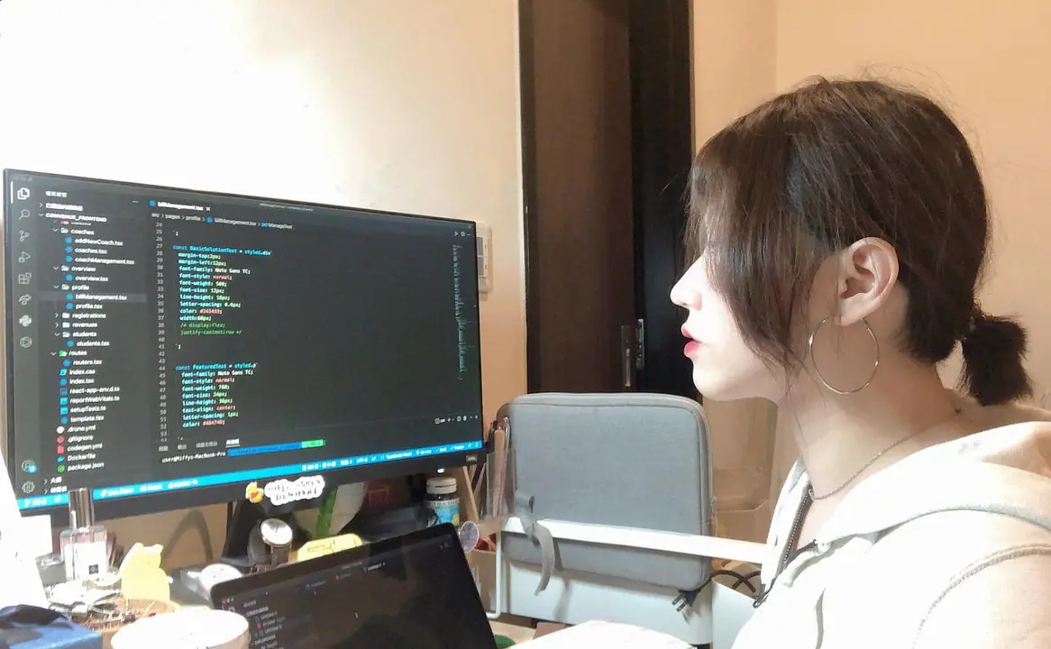 撕下標籤的便利貼女孩，她是個帥氣工程師